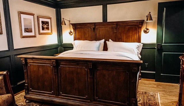 The Sofia King Suite - Bootleggers Lodge on Lake Nokomis