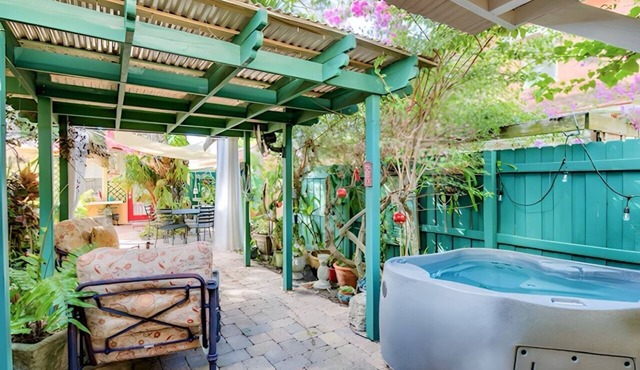 The Tango House - Central Stay, Jacuzzi and Garden