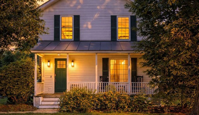 The Winterberry Farmhouse: in-town modern retreat