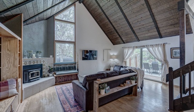 The Woodland Chalet - Unique Storybook Charm among the Ponderosa Pines - Hot Tub