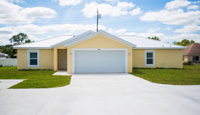 This BRAND NEW 3 bd, 2 bath home located near the Highlands Hammock State Park.