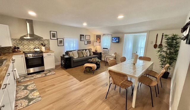 This Cozy Cottage is located a few minutes from the downtown area and the beach.