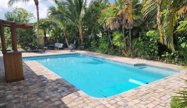 Thumb Point Oasis w/Heated Pool- walk to beach!
