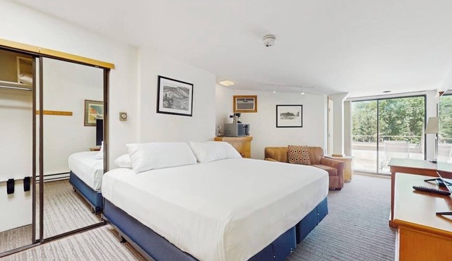 Top-floor, Main Street gem with pool & hot tub - walk to lifts