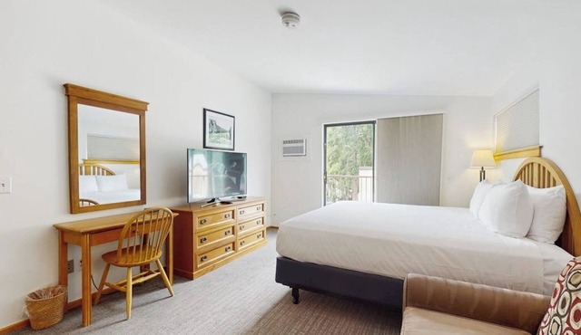Top-floor Main Street studio with pool & hot tub - walk to lifts