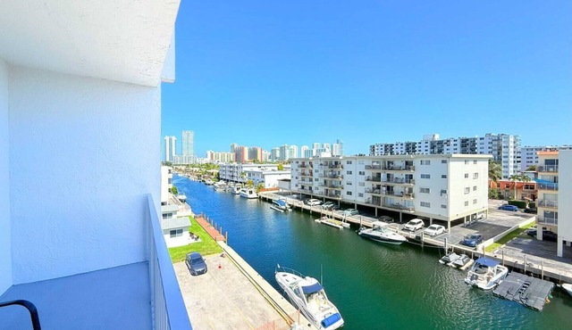 Top Location Waterfront Balcony Dream