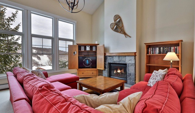 Topridge Style 3BR/4BA with Hot Tub, Ski On Ski Off, Mountain Views and Discounted Ski Rentals