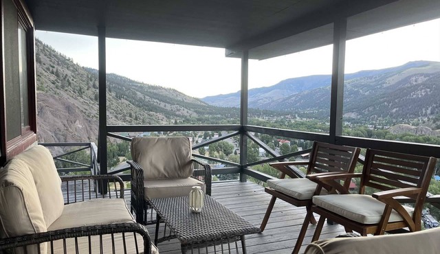 Tower House - Views in all directions! Newly Remodeled