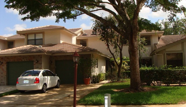 town house minutes away from Deerfield beach!
