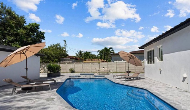 Tranquil 3 BR Oasis in El Portal with Pool and BBQ