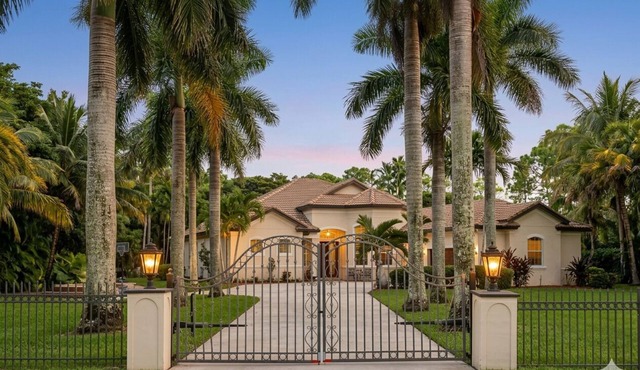 Tranquil 4-bedroom gated villa in The Acreage with pool and spa