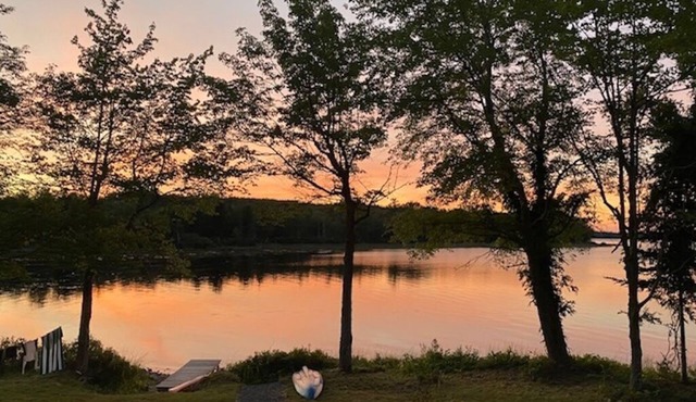 Tranquil Lakeside 2-Bedroom Cottage w/Optional Bunkhouse