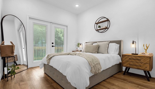 Treehouse Lake Davis - 1BR Private Modern Home with Balcony Downtown