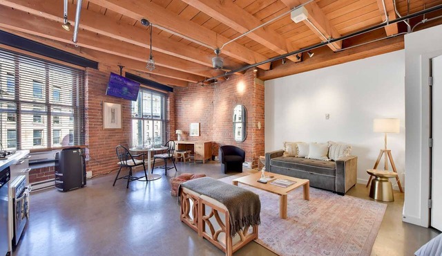 Trendy Open Concept Loft in Historic Gastown
