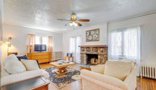 Trendy South Euclid Apt - 5 Mi to Cleveland Clinic
