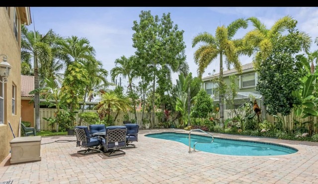 Tropical Getaway in West Palm Beach w/ private pool ~10 mins away from the beach