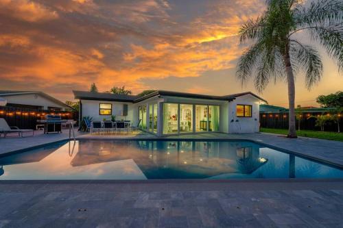 Tropical Jungle Pool House in West Palm minutes from the beach, downtown, & PBI!