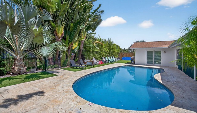 Tropical Oasis~Heated Pool~Sleeps 10~Family Pet Friendly, Fully Fenced Yard