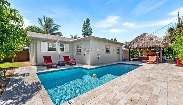 Tropical Tiki Hut Villa – Reno 4Bdr with Heated Saltwater Pool, King Beds & 6TVs