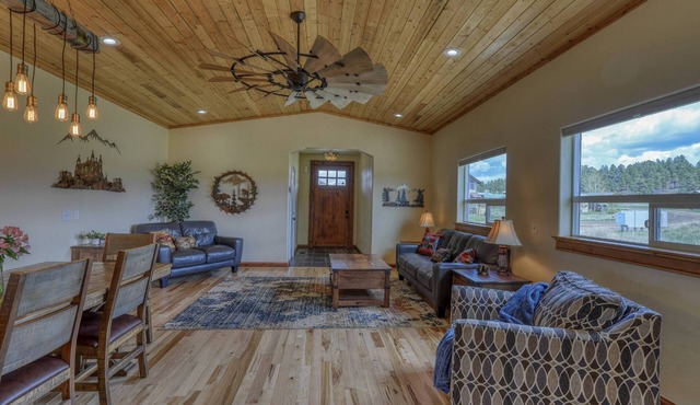 Tubing Promo! Golf Course & Mountain Views, Modern Design, Workspace, 5 Min to Shops!