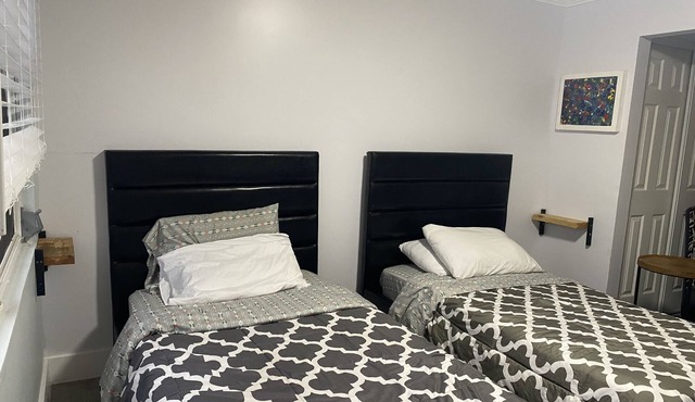 Two Double Beds Studio a step from the Beach,fenced yard, free parking private