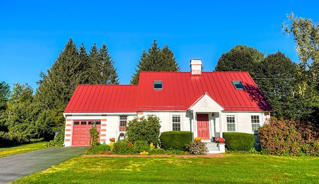Updated Cape home with WiFi, W/D, full kitchen & clawfoot tub
