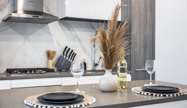 ♛ Urban Sleek | Furnished 1BR& 1 BA + Patio | DT White Rock