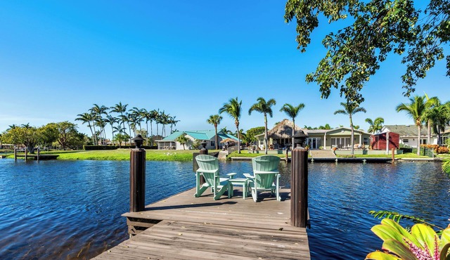 VacationSunwind:Delray home! SW Pool, Fish, Dock, Water front, Close to Bch