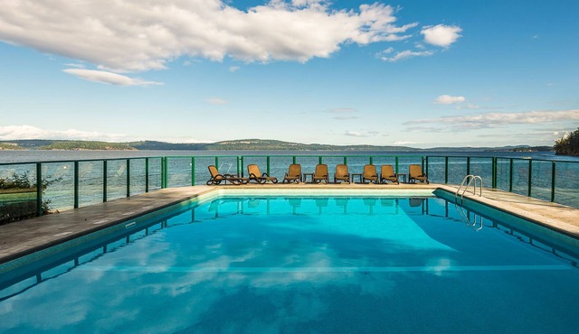 Van. Island Waterfront Paradise.OUTDOOR POOL, HOT TUB, TENNIS COURT!