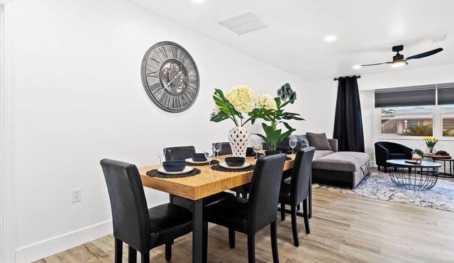 Venice Oasis | Pool, 3 King Beds, 2.5 miles >Beach