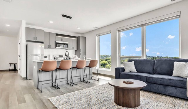 Vibrant & Sunny 2BR | Cleveland Clinic