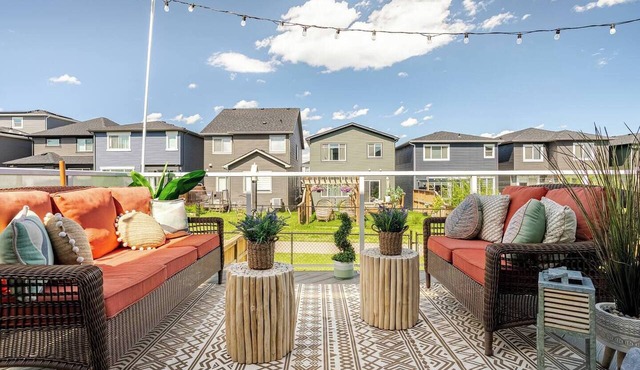 Victorian Gem – Banff & Spruce Meadows Nearby!
