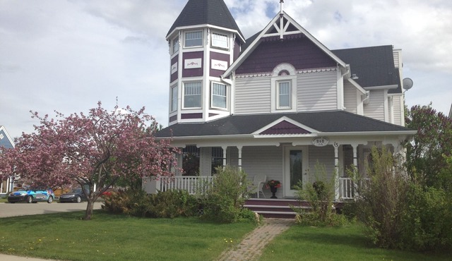 Victorian Retreat sleeps 8, Pet friendly, Walk to Shops-Parks, Ideal for Groups”