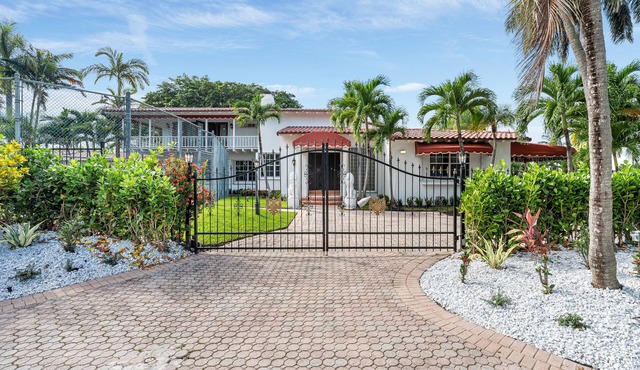 Villa Capri, Waterfront, pool & Tennis Court, 30 day min