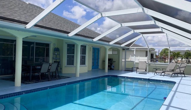 Villa Danby, Tropical Pool Home in Serene Area