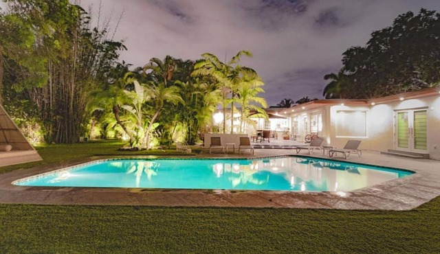 Villa Oahu Basketball Fire Pit Mini Golf