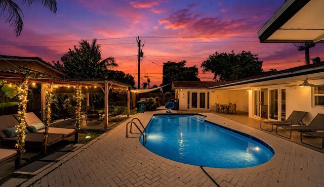 Villa Velvet ~ Heated Pool, Jacuzzi, Game Room & Minutes to Beaches
