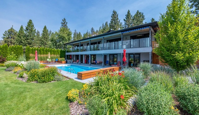 Villa Views, heated pool, private gardens and lakeview. 6 private suites!