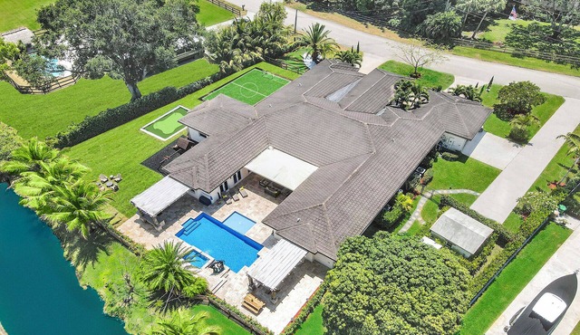 Villa w/pool, mini-golf & firepits
