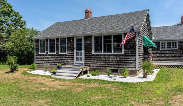 Vintage cottage that sleeps 8 in amazing North Hampton Beach location with Wifi