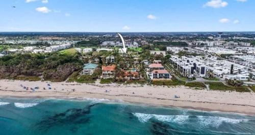 Walk to Beach - Tropical Yard with Putting Green Villa