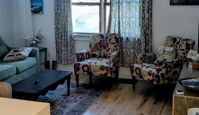 Walk to the Lake. Quiet Neighborhood with 2 Comfy Beds