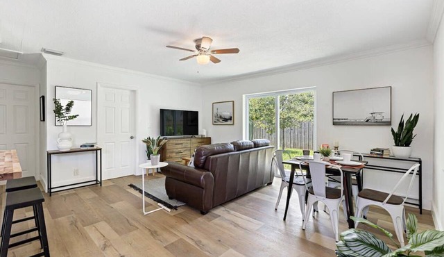 Walking on Sunshine – 2BR, 1BA Near Riverwalk
