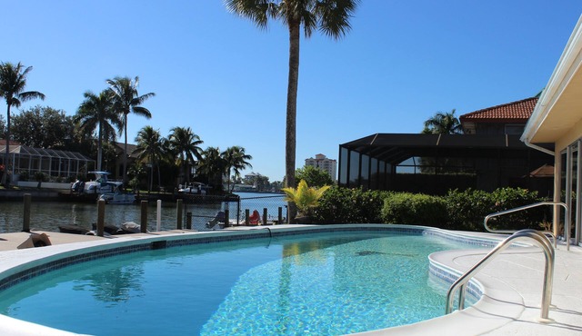 ⭐️WATERFRONT-CANAL, WALK TO BEACH🏖LARGE POOL, BAY VIEW, GULF ACCESS ⭐️