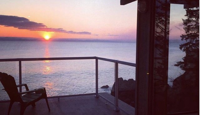 Waterfront home with jaw-dropping views, easy beach access, hot tub