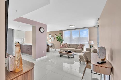 Waterfront Luxury Kosher Condo with Rooftop Pool, Bay Harbor Islands