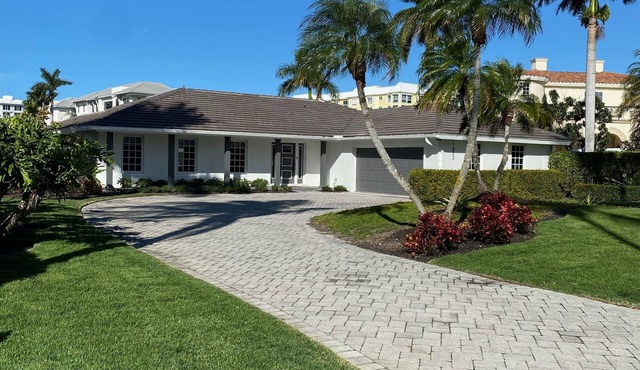 Waterfront paradise walking distance to the beach & minutes to downtown Naples!