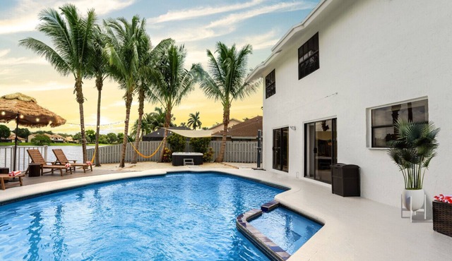 Waterfront Villa BBQ, Pool, Game Room, Cinema and Spa