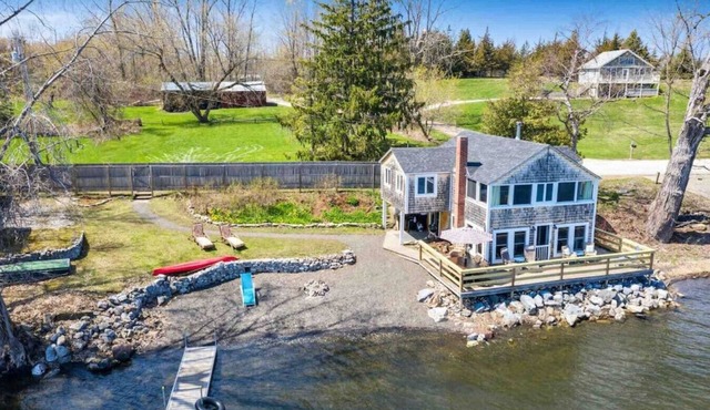 Waters Edge! Right on the Lake.