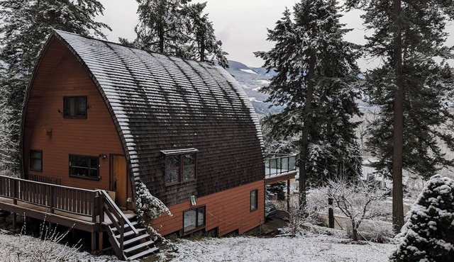 Welcome to The Taste of The Wilderness Cabin! 3 bedroom, mins away from Marina